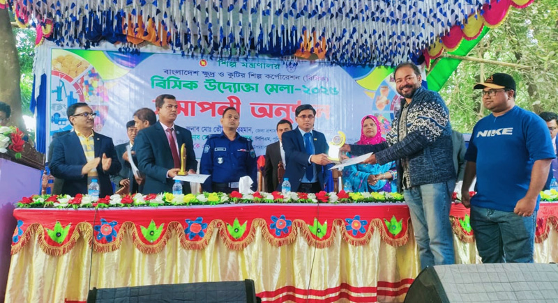 বগুড়ায় বিসিক উদ্যোক্তা মেলায় উৎপাদিত পণ্য প্রদর্শন ও বিপণনে প্রথম স্থান অর্জন করলো আকবরিয়া
