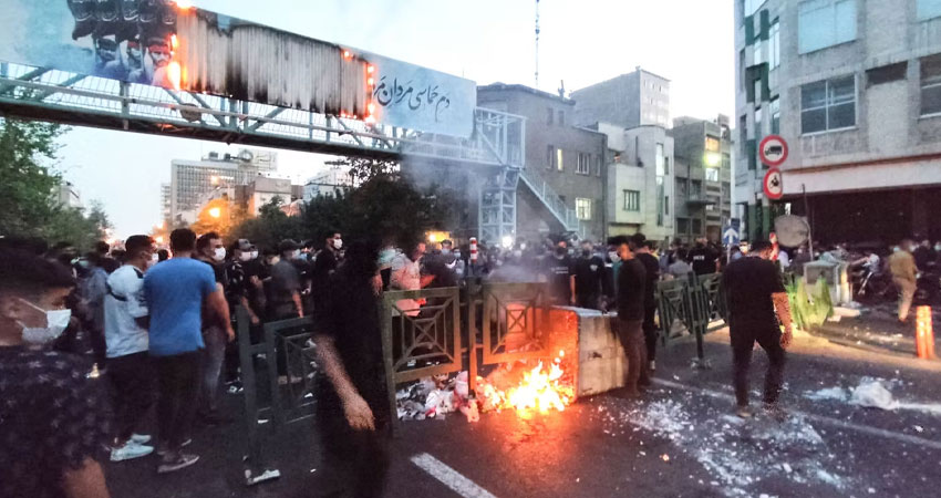 ১১ দিনে ৩৪ বিক্ষোভকারীর মৃত্যু: ইরানে সহিংসতা তীব্রতর