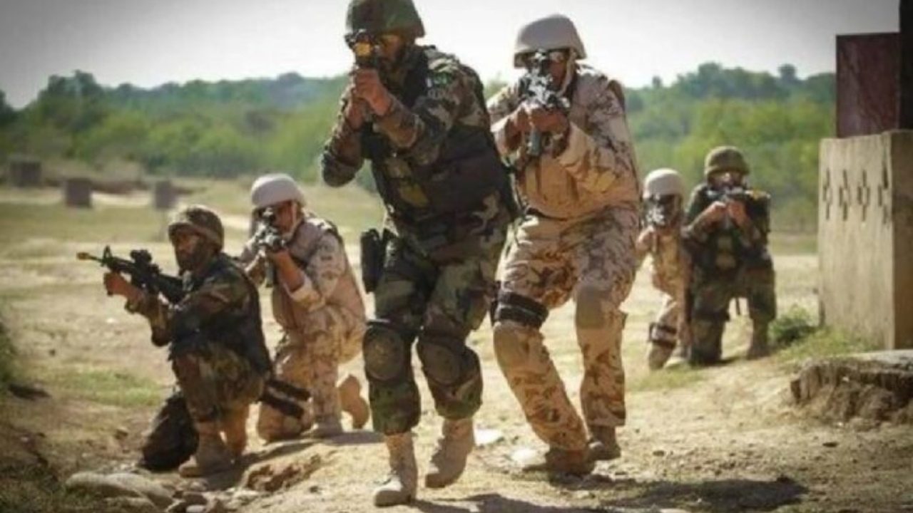 পাকিস্তানে ব্যাংক লুট ও পুলিশ স্টেশনে হামলা, নিহত ১২