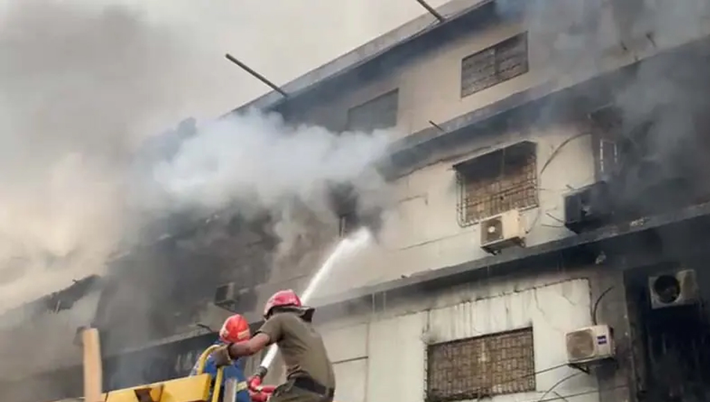 পাকিস্তানে শপিং মলে অগ্নিকাণ্ডে নিহতের সংখ্যা বেড়ে ৫