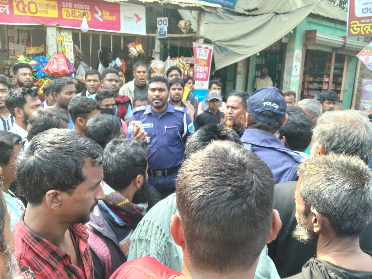ধুনটে টাকা নেয়ার অভিযোগে মব সৃষ্টি করে তিন পুলিশকে হেনস্তা
