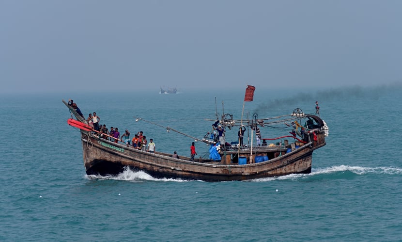 আন্তর্জাতিক জলসীমা লঙ্ঘনের অভিযোগে বাংলাদেশি ট্রলারসহ ২৪ জেলে আটক