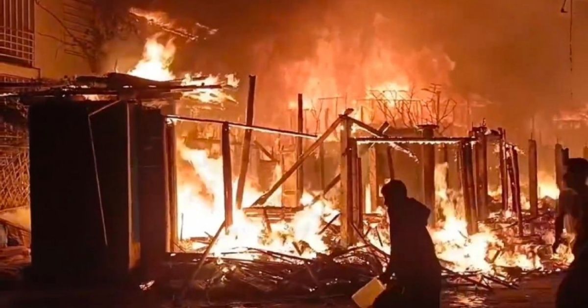 উখিয়ার রোহিঙ্গা ক্যাম্পে অগ্নিকাণ্ড: পাঁচ শতাধিক বসতঘর ধ্বংস, আতঙ্কের মধ্যে ক্যাম্পবাসী